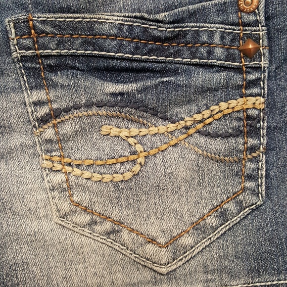 Truce Distressed Jeans Shorts Size 7 B-2 - Picture 3 of 6